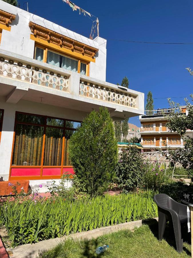 Hinjuma Guest House Лех Екстериор снимка